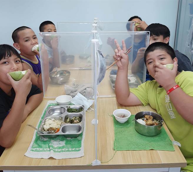 桃源区建山国小学校午餐饭后优质截切水果，让学生们天天都能吃到五顏六色各式水果，补充足够的营养。（高雄市农业局提供／林雅惠传真）