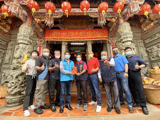 金湖镇长陈文顾今率同主管虔诚致敬，祈祝神明护佑四境，早日消除疫病，恢復正常生活。（金湖镇公所提供）