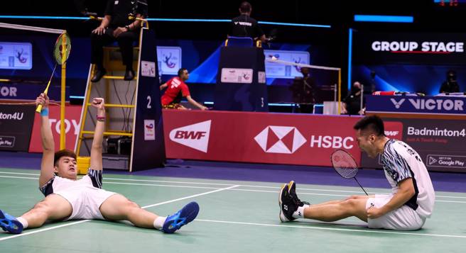李洋（右）、王齐麟（左）击败印度对手后激动庆祝。（Badminton Photo提供）