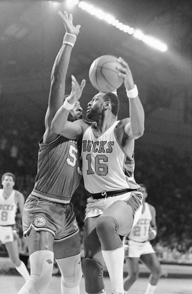 NBA傳奇中鋒、籃球名人堂成員鮑伯蘭尼爾(右)逝世，享年73歲。(美聯社)