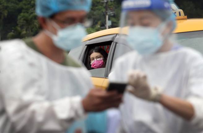 捷運木柵機廠停車場增設的「防疫急門診」11日起開始營運，預計每日可以為800名快篩陽性民眾PCR採檢。在木柵機廠外，大批民眾一早就搭車排隊等候篩檢。（范揚光攝）