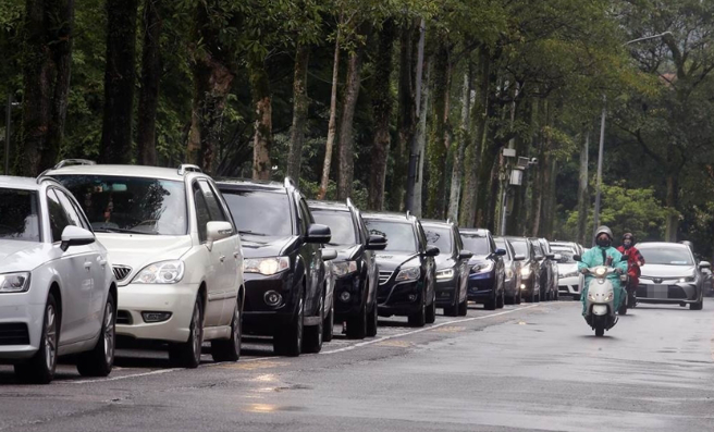 捷運木柵機廠停車場增設的「防疫急門診」11日起開始營運，預計每日可以為800名快篩陽性民眾PCR採檢。在木柵機廠外，大批民眾一早就開車排隊等候篩檢。（范揚光攝）