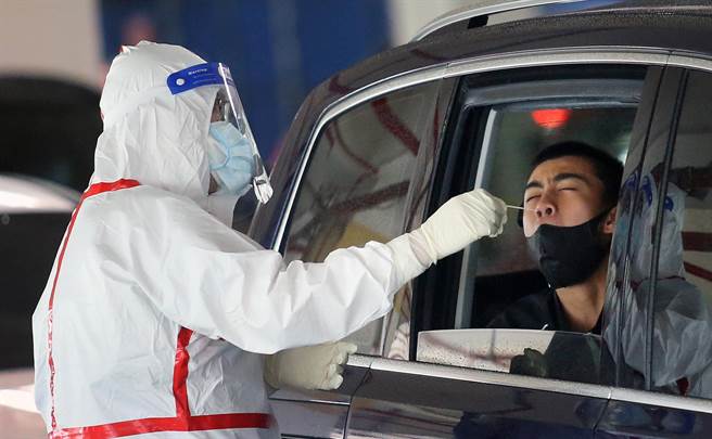 捷運木柵機廠停車場增設的「防疫急門診」11日起開始營運，預計每日可以為800名快篩陽性民眾PCR採檢。「防疫急門診」採用「車來速」模式運作，民眾不必下車就可採檢領藥。（范揚光攝）