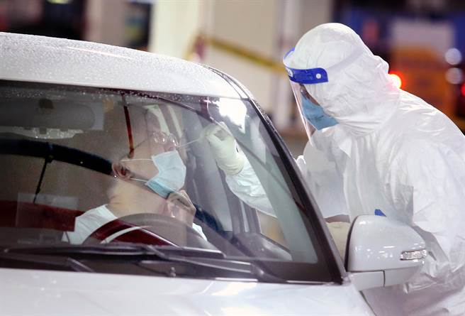 捷運木柵機廠停車場增設的「防疫急門診」11日起開始營運，預計每日可以為800名快篩陽性民眾PCR採檢。「防疫急門診」採用「車來速」模式運作，民眾不必下車就可採檢領藥。（范揚光攝）