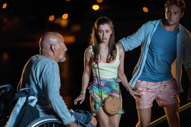 仅剩上半身的「断腿男子」意味深长地向女主角示警。（威视提供）