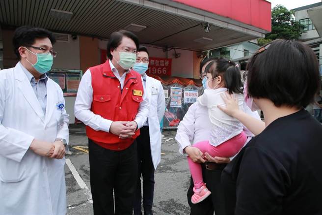 基隆市長林右昌今日傍晚前往基隆醫院視察，感謝醫護人員辛勞照顧。（基隆市政府提供／陳彩玲基隆傳真）