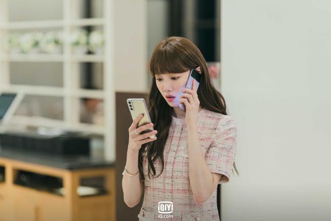 李聖經在《流星》飾演的經紀人有接不完的電話。（愛奇藝國際站提供）