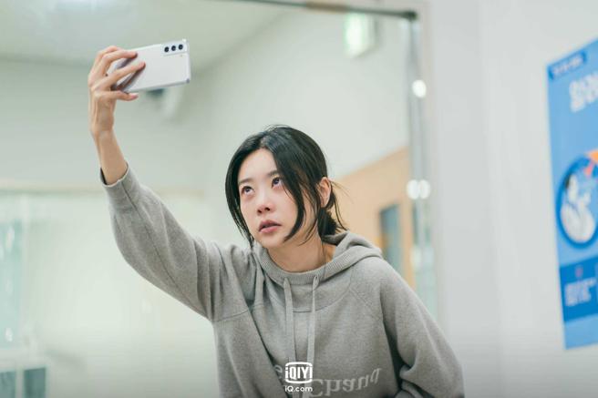 朴素珍在《流星》飾演的娛樂記者忍痛腸胃炎拍攝新聞事件。（愛奇藝國際站提供）