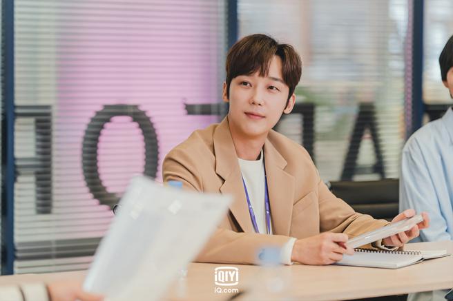 尹鐘焄在《流星》飾演王牌經紀人江有星。（愛奇藝國際站提供）