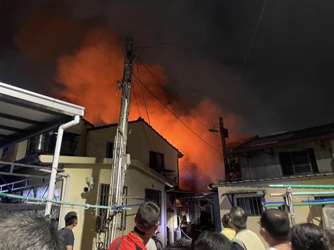 现场窜出浓浓火势。（洪靖宜摄）