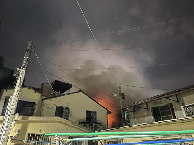 现场窜出浓浓火势。（洪靖宜摄）