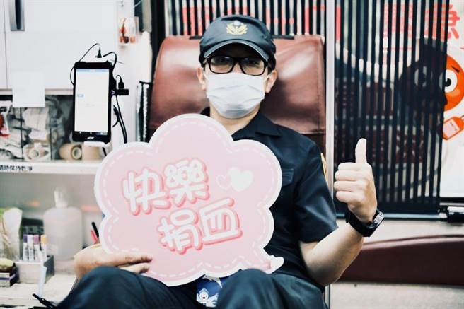 員警除了挽袖捐血外，同時也在現場宣導「路口安全」觀念。(翻攝照片／林郁平台北傳真）