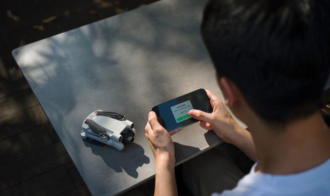 DJI Mini 3 Pro 搭载 11.3 英寸影像感测器，新增双原生 ISO，支援直出 HDR 影像 ，最高可录制 4K/60fps 视频和拍摄 4800 万像素 RAW 格式照片，支援1080p/120fps 慢动作摄影。（DJI提供）