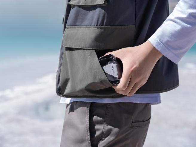 DJI Mini 3 Pro空拍机搭配的全新架构云台，能够实现无损竖拍、大角度仰拍，还支援焦点跟随功能，配备智慧跟随、聚焦、兴趣点环绕三种跟拍模式。（DJI提供）