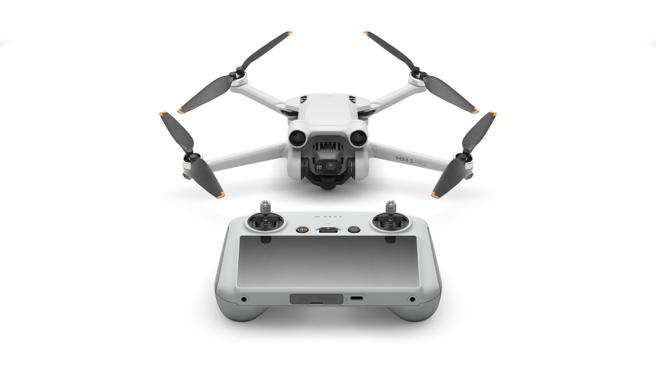 DJI Mini 3 Pro空拍机此次以「小有成就」概念打造仅249g的轻巧机身，机臂折迭方式和机身结构均经过重新设计，同时改变机身倾角和增大桨叶面积，降低了风阻从而大幅提升动力效能。（DJI提供）