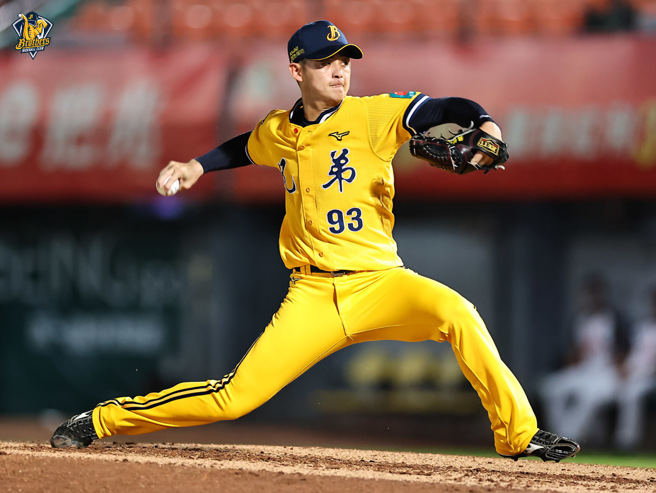 中信兄弟吴哲源临危受命先发6.2局失2分拿下生涯首场先发胜。（中信兄弟提供）