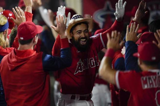 天使队阮栋生平第一次左打上阵，居然就轰出全垒打。（美联社）