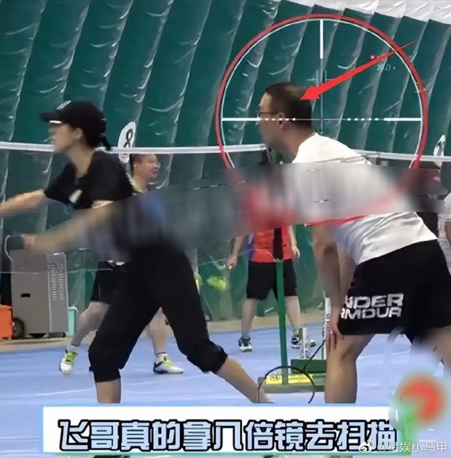 汪峰与老婆章子怡甜蜜打羽球，却被眼尖网友揪出头顶童山濯濯。（图／取自微博）
