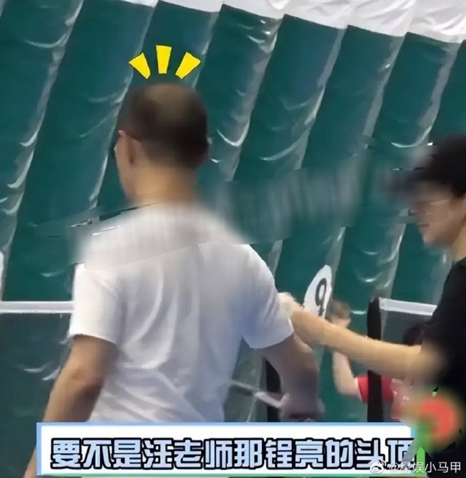 汪峰髮顶明显可见头皮肤色，网友感嘆：「知道汪峰为什么喜欢戴帽子了」。（图／取自微博）