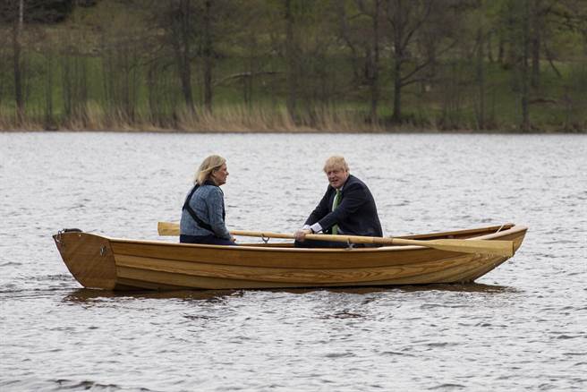 英国首相强生与瑞典总理安德森共乘木舟，强生推文：「我们在同一条船上。」（图片来源：瑞典国会Twitter）