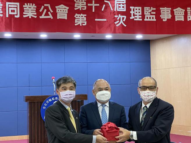 （台北市轮船商业同业工会新旧任理事长交接，新任理事长为阳明海运董事长郑贞茂(右)、卸任理事长为光明海运总经理郭志成(左)、监交人为长荣海运董事长张衍义(中)。图／邱莉玲）