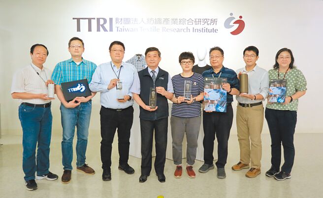 纺织所勇夺爱迪生奖（Edison Awards）二金一银及iF Award2022设计奖；图为所长李贵琪（左四）与同仁开心与奖座合影。图／纺织所提供