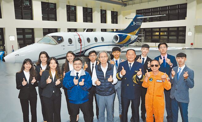 朝阳科大斥资5亿设立航空学院，成为梦想飞行的学子报考首选。新成立的飞航圆梦奖学金，将奖助朝阳科大航空学院优秀学子赴美接受专业飞行执照训练，未来投入机师行列。图／朝阳科大提供