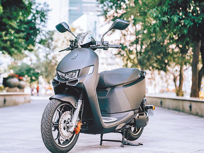 宏佳腾CROXERA M智慧后照镜外型以俐落线条设计，让爱车整体外型更添耀眼型格。图／宏佳腾提供