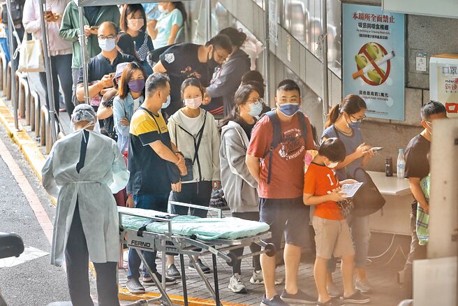 新冠肺炎疫情升溫，台灣確診人數連續3天破4萬，在5月8日超越南韓、美國，慘登世界第一。圖為有許多快篩陽性且有醫療需求的民眾，擠滿急診室門口、排隊等待看診。（杜宜諳攝）