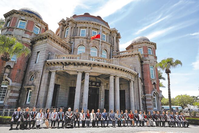 監察院二次彈劾檢察官陳隆翔，國民黨立委賴士葆昨指出，監院二度彈劾理由和第一次大同小異，就是政治追殺；國民黨立委曾銘宗則直指，應該要廢除監院。圖為2020年8月1日，監察院舉行第6屆院長、秘書長就職暨國家人權委員會揭牌典禮，總統蔡英文(中)、新任監察院長陳菊與全體監察委員在監察院門口合影。(總統府提供)