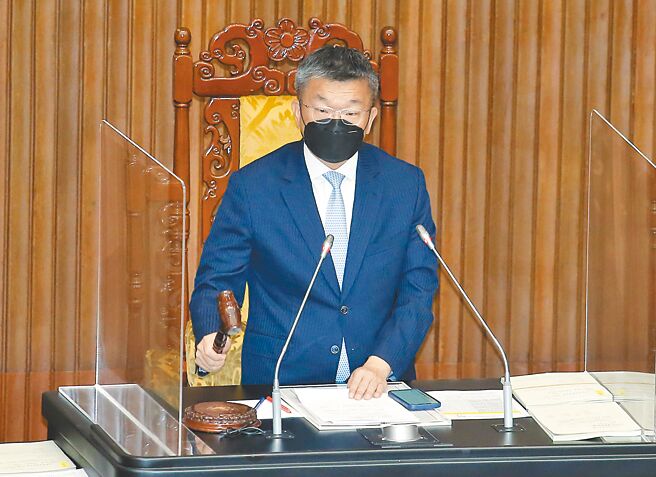 在副院长蔡其昌敲槌后，立法院10日院会三读通过「地方制度法部分条文修正草案」，未来直辖市、县市长、乡镇市长及村里长的代理人，不得为被代理者的配偶、前配偶、四亲等内的血亲，以及三亲等内的姻亲关系。（姚志平摄）