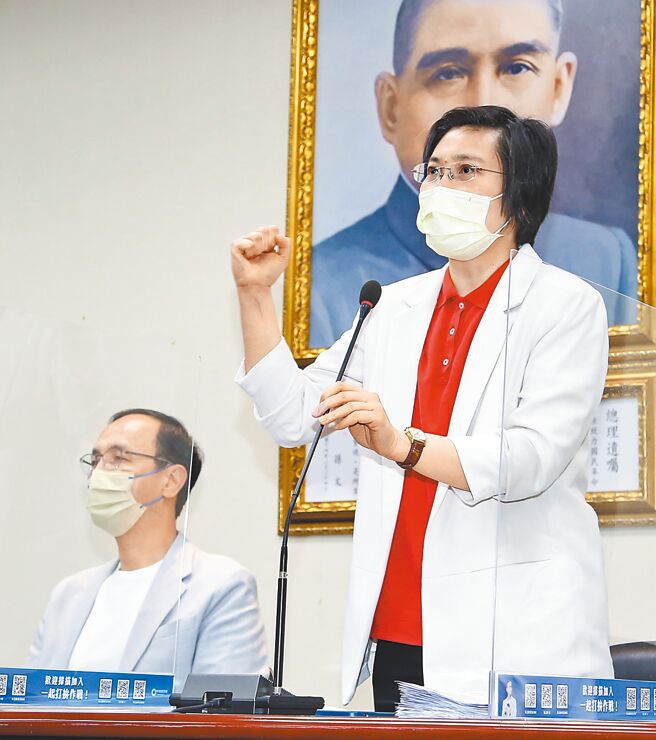 前民国党主席徐欣莹（图右）10日重返国民党，并带领100名青年加入国民党。（陈俊吉摄）