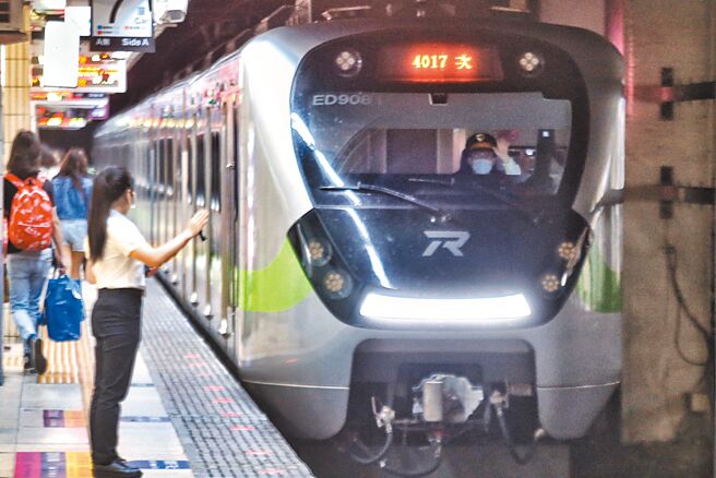 台鐵宣布，因乘務人力不足，加上民眾搭乘需求減少，5月14日起停駛區間車94列次，停駛幅度達1成。圖為乘客在月台等候列車進站。（杜宜諳攝）