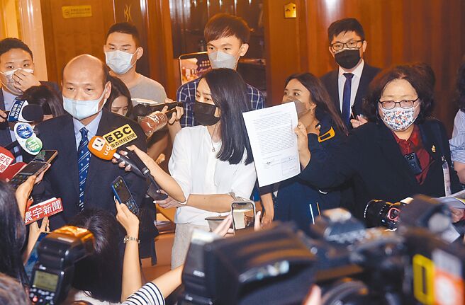 巴拿马长荣国际10日举行股东临时会，会后大哥张国华委托的律师陈锦旋（右）及参与股东会的律师黄福雄（左）各执一词。（顏谦隆摄）