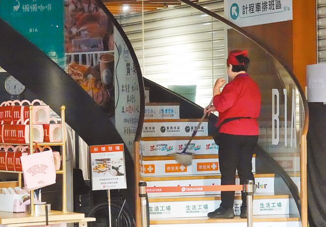 行政院主計總處10日表示，名目薪資漲幅創波段新高，但今年第一季計入物價後的實質經常性薪資卻落入負成長，關鍵就是近期物價漲幅較大，導致薪資成長速度追不上物價漲幅。圖為台北捷運南港站清潔人員工作情形。（中央社）