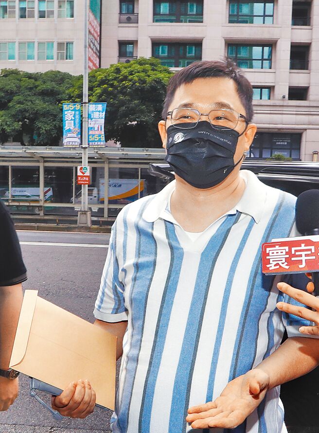 巴拿马商长荣国际（EIS）股东临时会10日登场，弟弟派张国炜在保镳护送抵达会场。(陈怡诚摄)