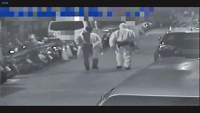 海山分局员警全身防护装备前往妇人住家协调。（民眾提供／王扬杰新北传真）