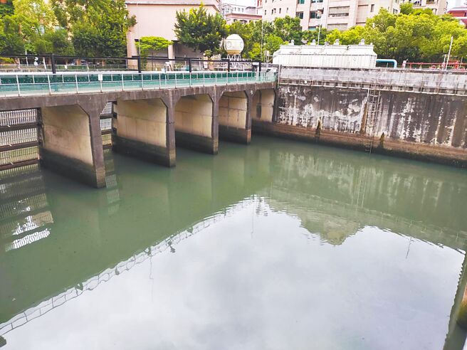 進入汛期，台北市議員王欣儀發現北市88處抽水站前池清淤工作已停擺10個月，她憂心劇烈天氣帶來高強度、致災性降雨恐造成災情。圖為環山抽水站前池。（台北市議員王欣儀研究室提供／張立勳台北傳真）