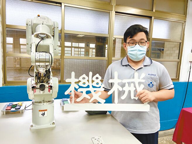 全国科大繁星甄选入学10日放榜，基隆市二信高中机械科王昱凯以全国第4名，录取台湾科技大学机械工程学系。（二信高中提供／陈彩玲基隆传真）