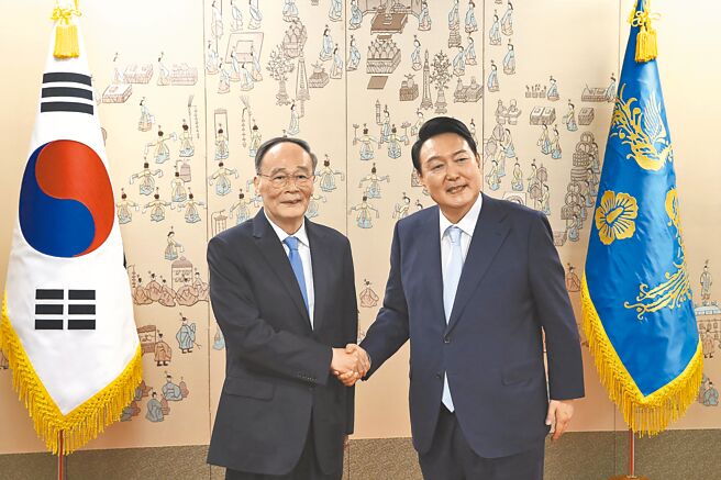 大陸國家主席習近平特別代表、大陸國家副主席王岐山（左）和韓國新任總統尹錫悅在就職典禮後進行會面。（美聯社）