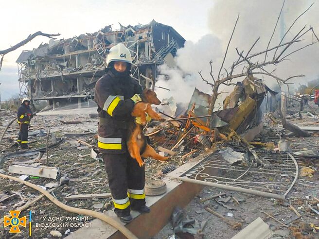 大陆国家主席习近平和法国总统马克宏昨日进行通话，就乌克兰局势交换了意见，双方都认为有关各方应该支持俄乌通过谈判恢復和平。图为乌克兰敖德萨遭俄军侵略后之惨况。（路透）