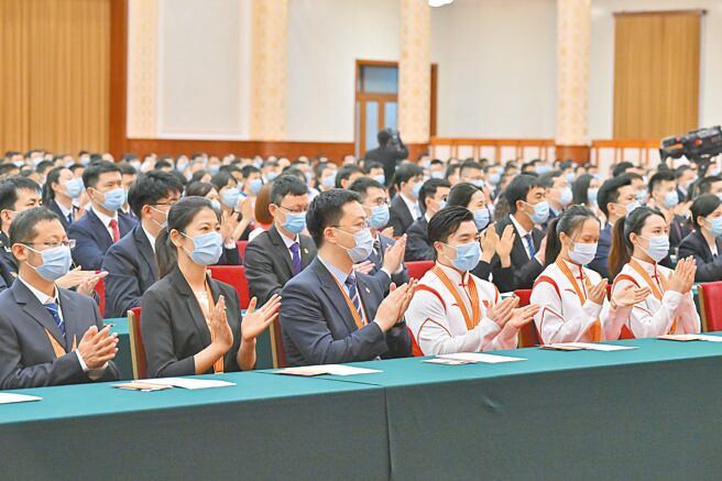 中共总书记习近平10日在共青团成立100周年大会上表示，各级党组织要高度重视培养和发展青年党员，「确保红色江山永不变色」。（新华社）