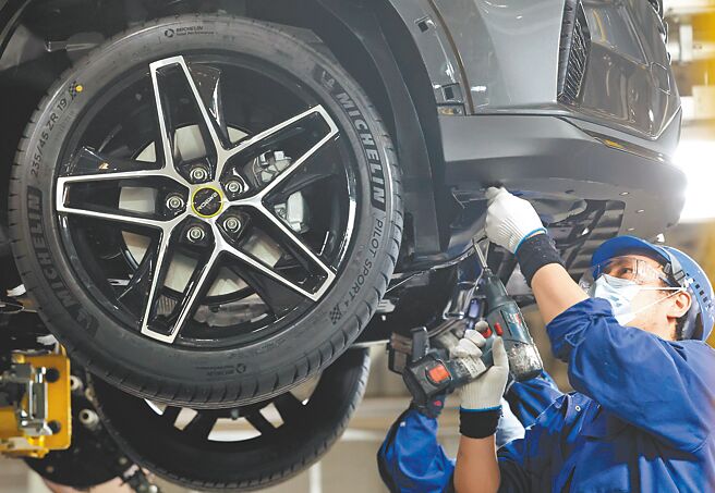 大陆4部委昨日发布通知，提到要营造良好的货币金融环境，扩大新增贷款规模，继续对涉农、小微企业、民营企业提供普惠性、持续性的资金支援。图为4月底上汽临港乘用车工厂工人在总装车间工作。（新华社）