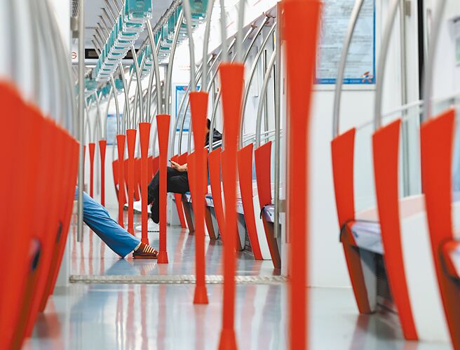 上海自封城以来，上海20条地铁线路中仅有地铁6号线和16号线仍在营运中。但10日突然宣布，6号线和16号停运。图为4月底拍摄的上海地铁6号线车厢。（新华社）