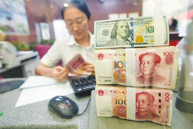 王建軍表示，從今年滬深股通交易情況看，1、2月外資淨流入，3月淨流出，4月又轉為淨流入。資料照片為山西太原某銀行員工清點貨幣。（中新社）