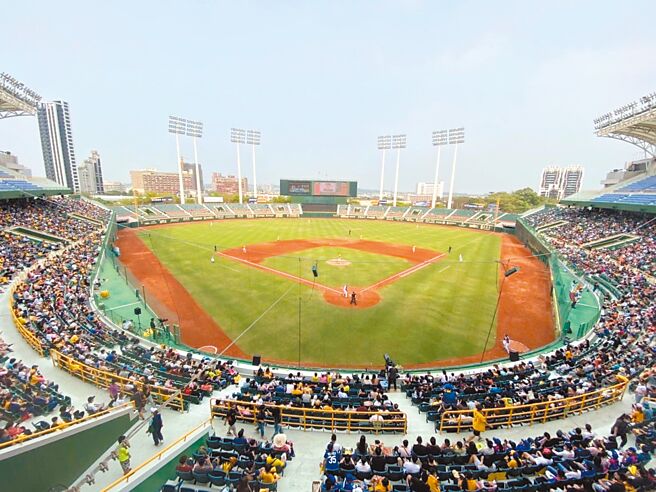 中华职棒第6队「台钢雄鹰」落脚高雄，以澄清湖棒球场为主场。（资料照，高市运发局提供／柯宗纬高雄传真）