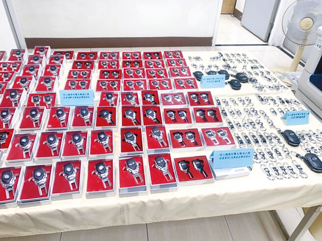 宋姓业者贩卖知名车厂消音扣与钥匙圈。（翻摄照片／崔正纲高雄传真）