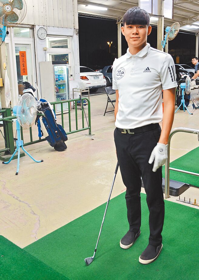 屏东大学三年级学生林义渊成为校史首位在学学生考取高尔夫职业球员第一人。（林和生摄）