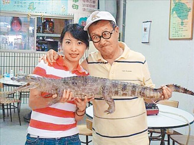 唐俪（左）曾跟脱线主持外景节目，培养出好感情。（豪记唱片提供）