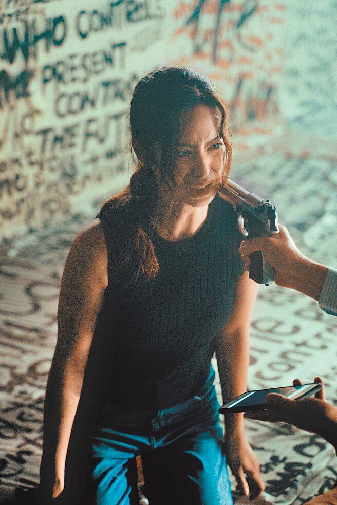 莫允雯在片中没有持枪戏，却一直被其他演员拿枪虐待。（CATCHPLAY提供）